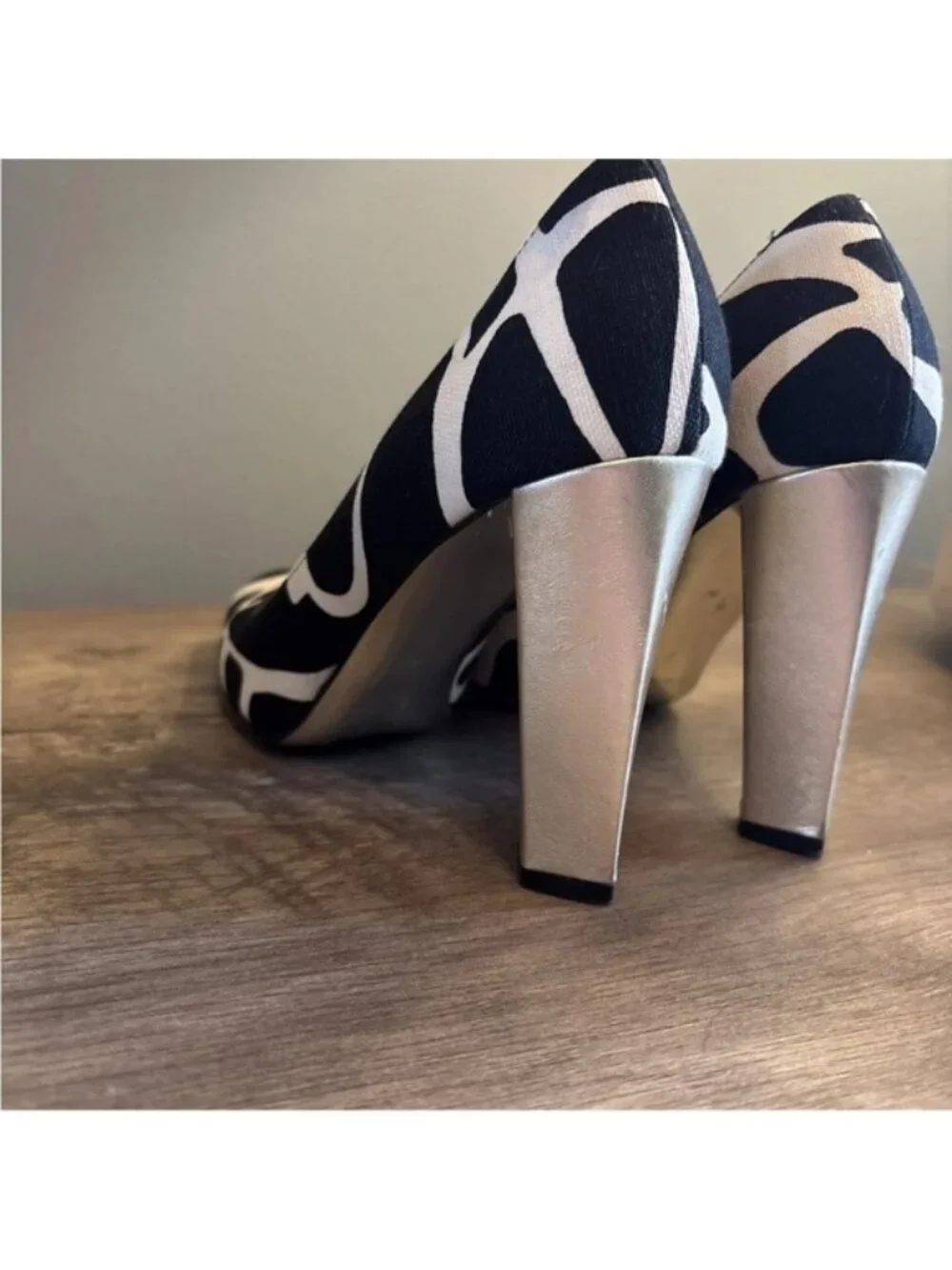 Diane Von Furstenberg Women's Black White Print Pump Heels Shoes Gold Heel 7M - Picture 8 of 14